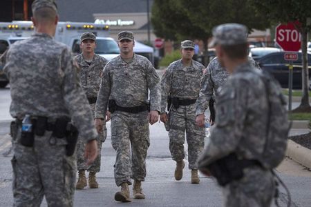 © Reuters. الحرس الوطني الأمريكي يبدأ انسحابه من ميزوري مع عودة الهدوء