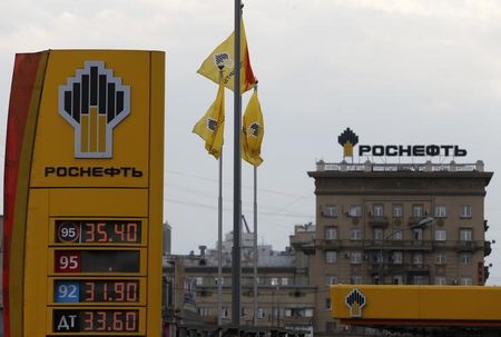 © Reuters. Логотип Роснефти на заправке и здании в Москве