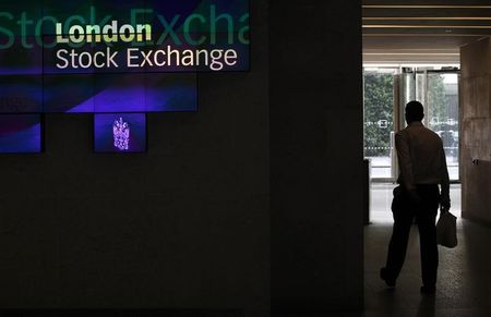 © Reuters. A man walks through the lobby of the London Stock Exchange