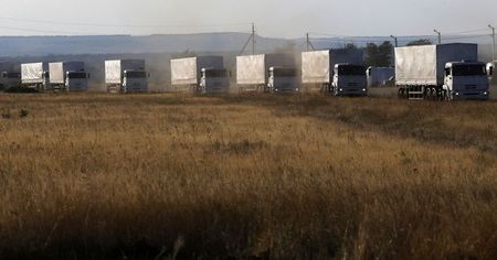 © Reuters. Trucks of a Russian convoy carrying humanitarian aid for Ukraine drive before parking at a camp near Donetsk located in Rostov Region