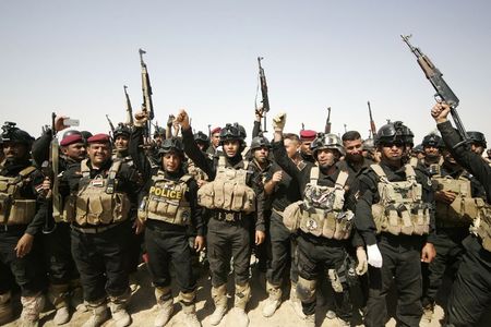 © Reuters. القوات العراقية والكردية تحاول استعادة بلدتين من تنظيم الدولة الاسلامية