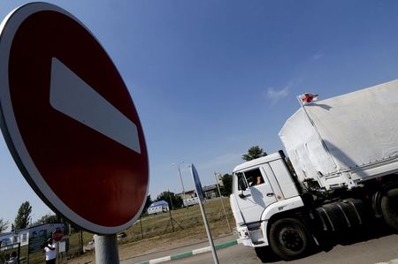 © Reuters. LE CONVOI HUMANITAIRE RUSSE EN ROUTE POUR LOUHANSK