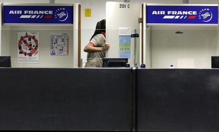 © Reuters. LA CGT APPELLE LES EMPLOYÉS D’AIR FRANCE À EXERCER LEUR DROIT DE RETRAIT FACE À L’ÉPIDÉMIE D’EBOLA