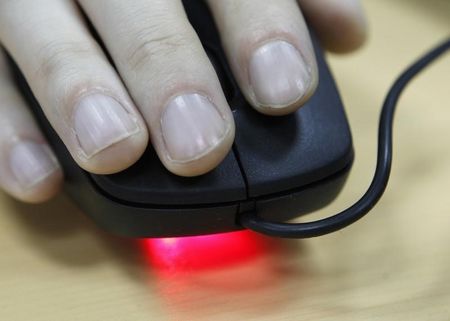 © Reuters. An employee uses a computer mouse inside an office in Kiev