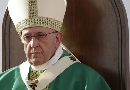 © Reuters. Papa Francisco durante uma missa no palácio de Caserta, sul da Itália 