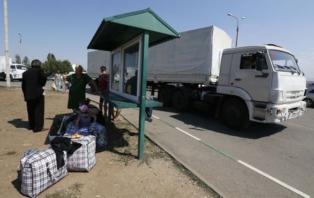 © Reuters. Caminhões russos com ajuda humanitária atravessam a fronteira para a Ucrânia na região russa de Rostov