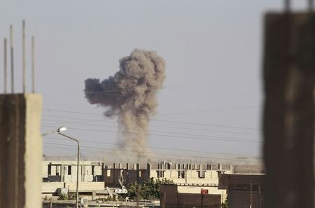 © Reuters. Fumaça durante ataque aéreo das forças do presidente sírio, Bashar al-Assad, perto da base militar de al-Tabqa, segundo testemunhas