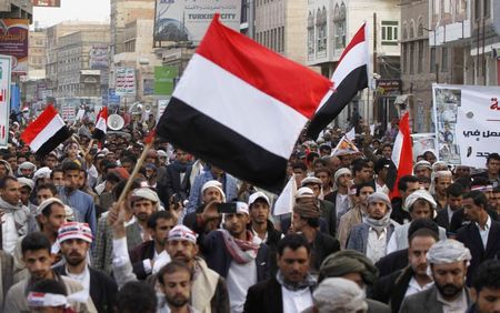 © Reuters. عشرات الآلاف من الحوثيين يتظاهرون ضد الحكومة في صنعاء