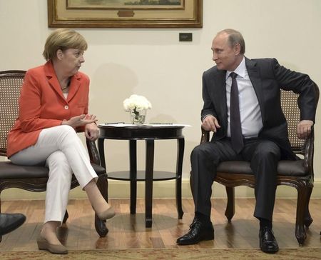 © Reuters. Reunião entre o presidente da Rússia, Vladimir Putin, e a chanceler alemã, Angela Merkel, no Rio de Janeiro