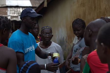 © Reuters. Agente do Unicef informa moradores de Guiné sobre Ebola 