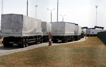 © Reuters. Caminhões do comboio russo chegam à fronteira com Ucrânia