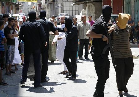 © Reuters. حماس تعدم 18 بتهمة التخابر ومقتل طفل إسرائيلي بقذيفة مورتر