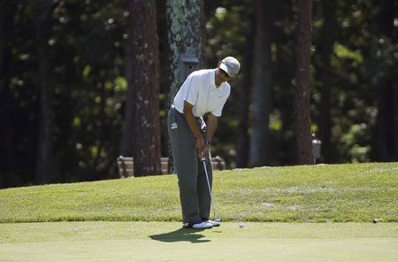 © Reuters. U.S. President Obama lines up his putt while playing a round of golf at Farm Neck Golf Club in Oak Bluffs on Martha's Vineyard