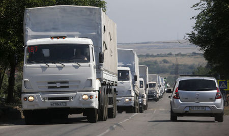 © Reuters. أول خمس شاحنات من قافلة إغاثة روسية لشرق أوكرانيا تعود إلى موسكو