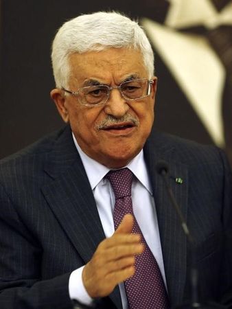 © Reuters. الرئيس الفلسطيني يدعو إلى استئناف سريع لمحادثات السلام في غزة
