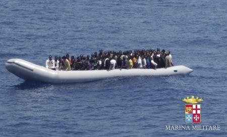 © Reuters. غرق زورق يقل 170 افريقيا قبالة الساحل الليبي