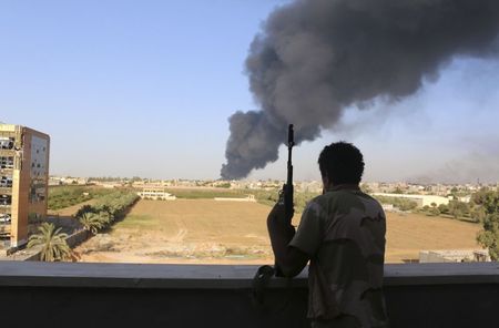 © Reuters. وسائل اعلام : طائرات حربية مجهولة تعاود مهاجمة طرابلس  بليبيا
