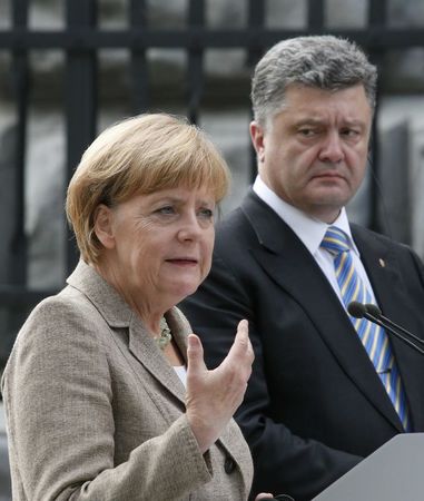 © Reuters. Merkel quiere encontrar un "camino a la paz" en la crisis de Ucrania