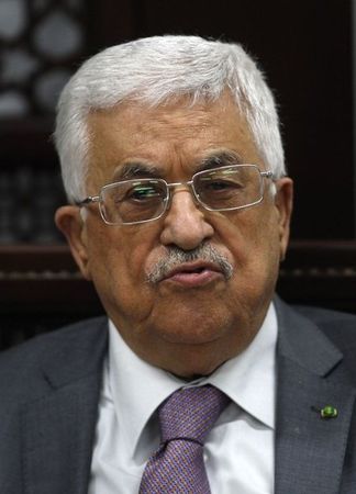 © Reuters. الرئيس الفلسطيني يدعو إلى الاسراع باستئناف محادثات السلام في غزة