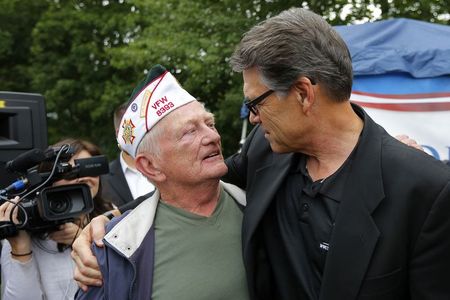 © Reuters. Texas Governor Rick Perry, a possible Republican candidate for the 2016 presidential race, greets audience members at a "NH GOP Victory Rally" in Stratham,