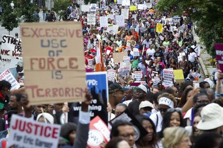 © Reuters. آلاف ينظمون مسيرة في نيويورك احتجاجا على مقتل رجل أسود على يد الشرطة