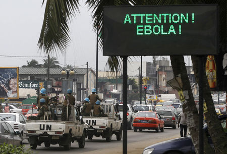 © Reuters. برلمان سيراليون يصدر قانونا يجرم التستر على مرضى إيبولا