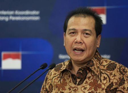 © Reuters. Indonesia's chief economics minister Chairul Tanjung talks during a news conference in Jakarta