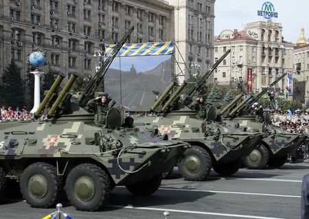 © Reuters. أوكرانيا تستعرض قوتها العسكرية في عيد الاستقلال والقتال يحتدم في الشرق