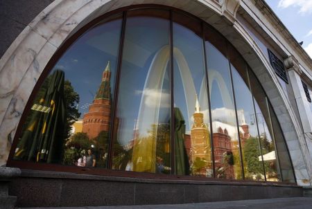 © Reuters. En la imagen, las paredes y torres del Kremlin se reflejan en una ventana de un restaurante cerrado de McDonald's en Moscú. 