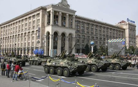 © Reuters. L'UKRAINE FÊTE SON INDÉPENDANCE AVEC UN DÉPLOIEMENT DE FORCE 