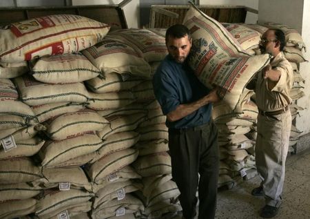 © Reuters. وزارة التجارة:العراق يطرح مناقصة جديدة لشراء 30 ألف طن من الأرز