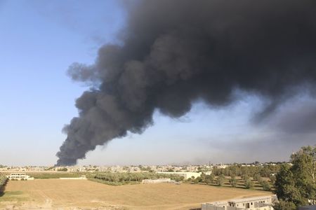 © Reuters. طائرات حربية تهاجم العاصمة الليبية ومصر تنفي مسؤوليتها