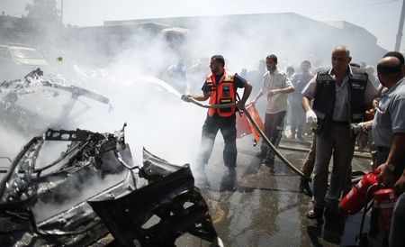 © Reuters. نتنياهو يحذر المدنيين في غزة بعد تدمير إسرائيل لبرج سكني