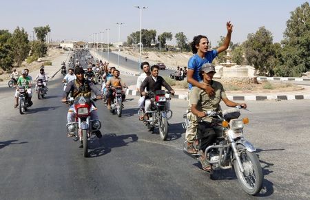© Reuters. تنظيم الدولة الإسلامية يسيطر على قاعدة جوية سورية في الرقة