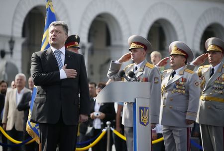 © Reuters. Ucrania celebra independencia mientras rebeldes hacen desfilar a prisioneros