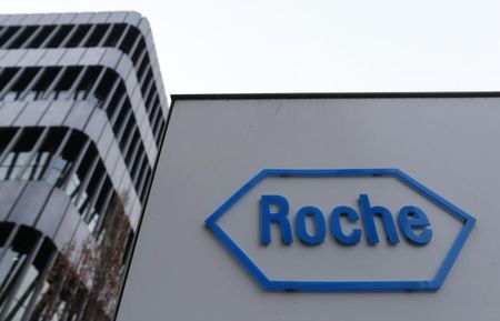 © Reuters. El logo de la farmacéutica suiza Roche, fuera de sus oficinas centrales en Basilea