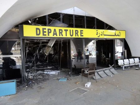 © Reuters. طائرات حربية تهاجم العاصمة الليبية مجددا مع تدمير مبنى المطار