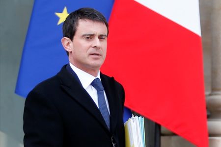 © Reuters. MANUEL VALLS VA AGIR APRÈS LES CRITIQUES D'ARNAUD MONTEBOURG ET DE BENOÎT HAMON