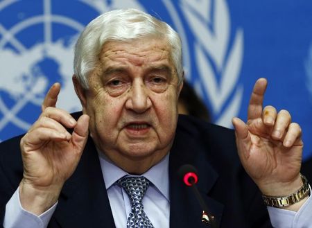 © Reuters. Syria's Foreign Minister Walid al-Moualem gestures as he addresses a news conference in Geneva