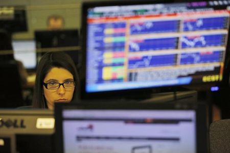 © Reuters. A trader looks at screens at a bank in Lisbon