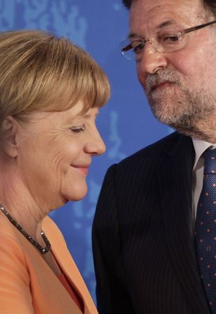 © Reuters. Merkel y Rajoy coinciden en más reformas para asegurar el crecimiento