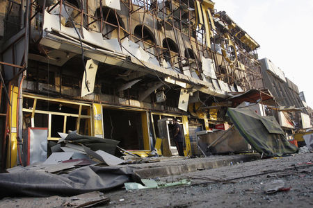 © Reuters. مصادر: مقتل تسعة على الأقل في هجوم انتحاري على مسجد شيعي في بغداد