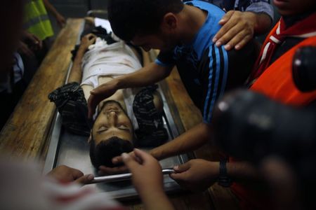 © Reuters. مصادر طبية: وفاة فتى فلسطيني متأثرا باصابته برصاص الجيش الاسرائيلي