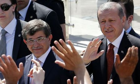 © Reuters. رئيس الوزراء الجديد يشارك اردوغان رؤيته لمكانة تركيا في العالم