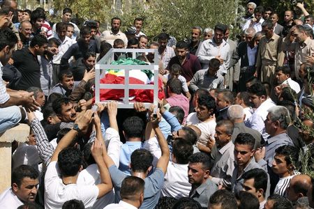 © Reuters. Multidão carrega caixão de soldado curdo peshmerga morto em confronto com militantes do Estado Islâmico