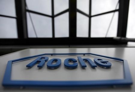 © Reuters. Logo do laboratório suíço Roche em fábrica em Burgdorf