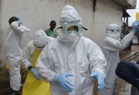 © Reuters. وفاة طبيب ليبيري رغم تلقيه علاج إيبولا التجريبي