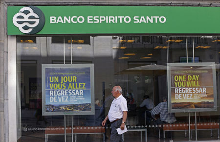 © Reuters. A man walks past an office of Portuguese bank Banco Espirito Santo in downtown Lisbon