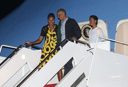 © Reuters. Obama arrives in Washington after a two-week vacation on Martha's Vineyard