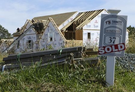 © Reuters. Construction workers frame a new subdivision project of residential homes in Glenelg, Maryland